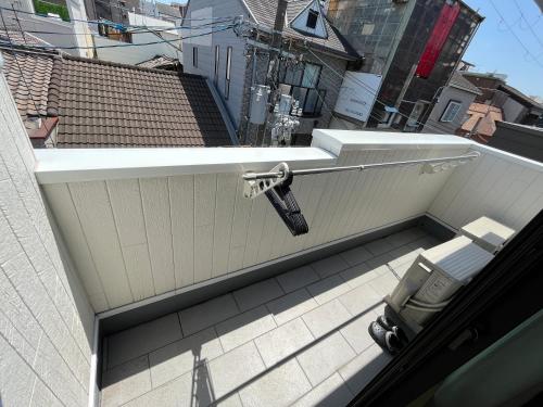 an overhead view of a toilet on a roof at 蝉時雨－大正 in Osaka