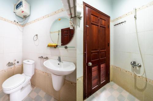 uma casa de banho com um WC, um lavatório e um espelho. em OYO 265 An Thinh Loc em Da Nang