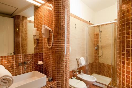 Ванная комната в Hotel Fellini