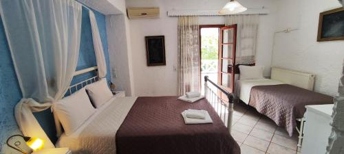 Una cama o camas en una habitación de Keramos