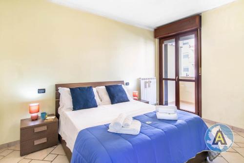 um quarto com uma cama grande e toalhas em Luminoso a due passi dal mare 51a em Montesilvano