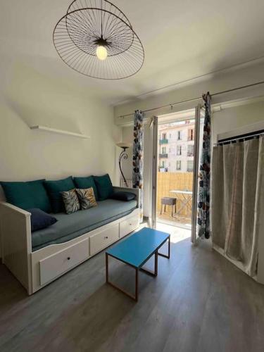 sala de estar con sofá y mesa en Appartement atypique et original, en Niza