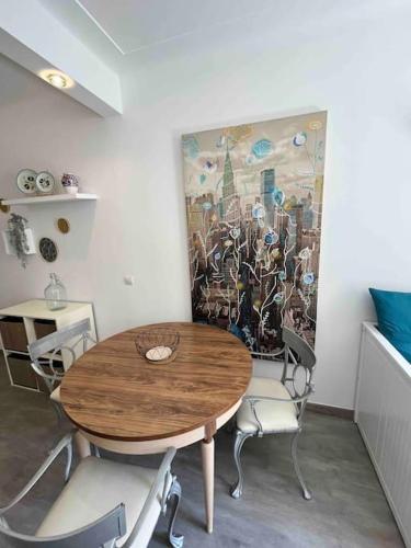 une salle à manger avec une table et des chaises en bois dans l'établissement Appartement atypique et original, à Nice