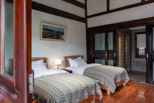 Una cama o camas en una habitación de Jun Bo Xuan Boutique Hotel
