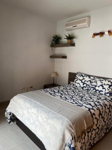 1 Schlafzimmer mit einem Bett und Klimaanlage in der Unterkunft Loft Sant Jordi by Lofties in Terrassa