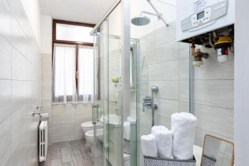 ヴェネツィアにあるCorte Rialtoのバスルーム(ガラス張りのシャワー、トイレ付)