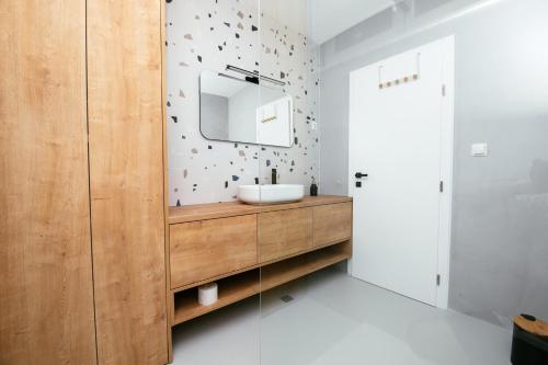 比奧格勒納莫魯的住宿－Villa Unica，一间带水槽和镜子的浴室