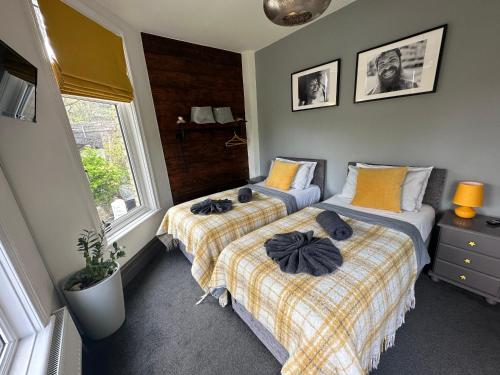 um quarto com duas camas com toalhas em Green Corner Villa em Torquay