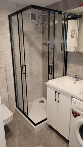 a bathroom with a shower and a sink at Przytulny Apartament w centrum miasta in Kętrzyn