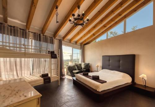 ein Schlafzimmer mit einem großen Bett und einem großen Fenster in der Unterkunft Costacabana - Villa Sofia in Lloret de Mar