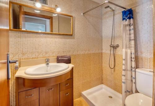 ein Bad mit einem Waschbecken, einer Dusche und einem WC in der Unterkunft Costacabana - Villa Sofia in Lloret de Mar