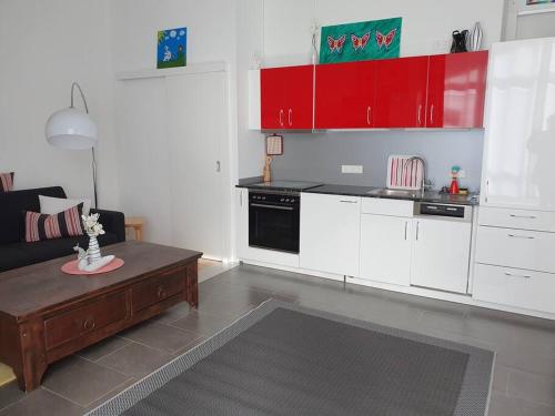 a kitchen with white cabinets and a table in a room at Ferienwohnung FeWo Rottweil -kleine Auszeit- in Rottweil