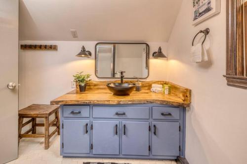 Kuchyň nebo kuchyňský kout v ubytování Luxury Chalet on 50 Acres, Hot Tub, Game Room, Mountain View & seasonal spring