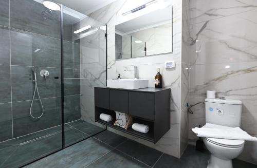 y baño con lavabo, ducha y aseo. en Villa-SELAVI 3 unit complex with infinity pool, en Tiberíades