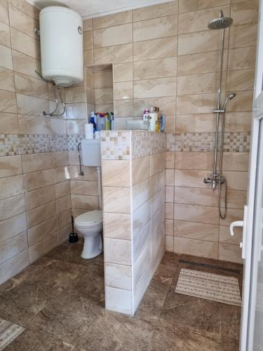 een badkamer met een toilet en een douche bij Apartman LOKI in Ulcinj