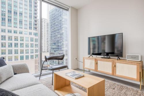 Ảnh trong thư viện ảnh của River N 1BR w Gym Pool WD nr L CHI-124 ở Chicago