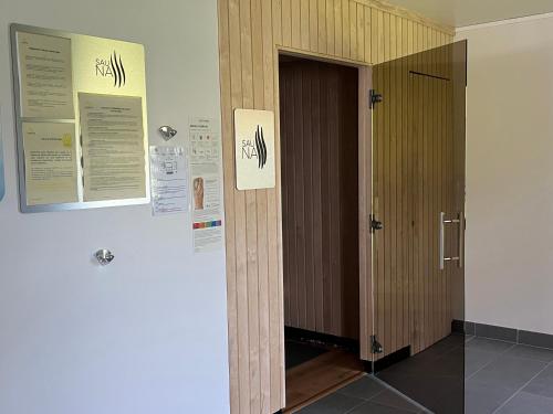 - une porte en bois dans une chambre avec un mur dans l'établissement DOMITYS Le Vallon des Bois, au Mans