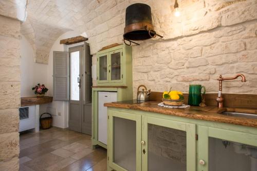 Kuchyň nebo kuchyňský kout v ubytování Trulli Holiday Albergo Diffuso