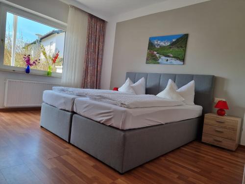1 dormitorio con 1 cama grande y ventana grande en Berghotel-Willingen, en Willingen