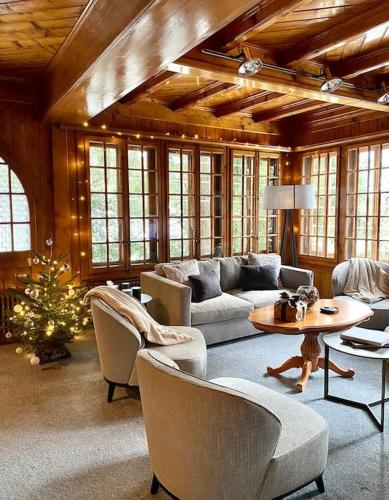 a living room with a couch and a table at Chalet St-François in Ollon