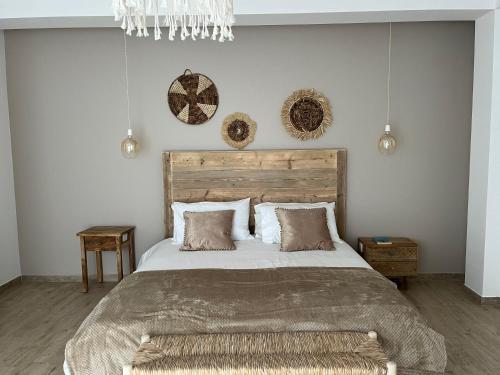 een slaapkamer met een groot bed en een kroonluchter bij Villa Maderna in Rutigliano