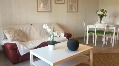 un salon avec un canapé et une table dans l'établissement Appartement 3*** Eden Rock, à Sanary-sur-Mer