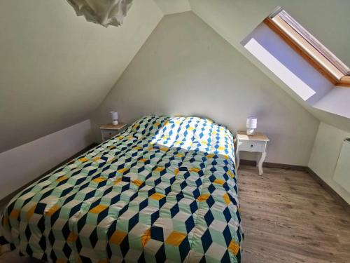 Кровать или кровати в номере Maison de 2 chambres avec jardin clos et wifi a Quettehou a 1 km de la plage