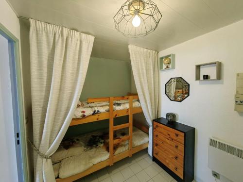 Posteľ alebo postele v izbe v ubytovaní T2 Climatisé pour 4 Pers. avec Piscine, Parking, Proche Plage et Commerces - FR-1-607-152