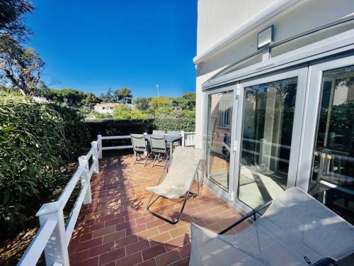 Photo de la galerie de l'établissement Appartement refait à neuf, calme avec terrasse et parking, proche plage et port - FR-1-723-4, au Cap d'Agde