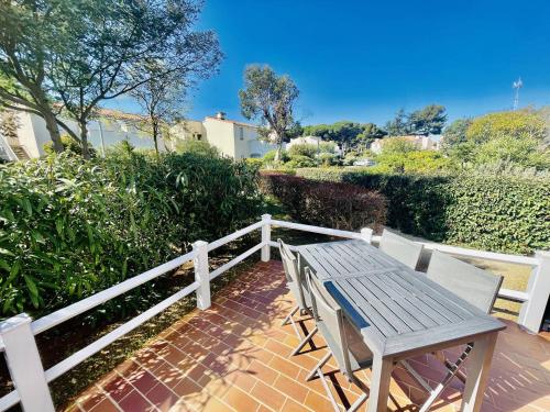 Appartement refait à neuf, calme avec terrasse et parking, proche plage et port - FR-1-723-4