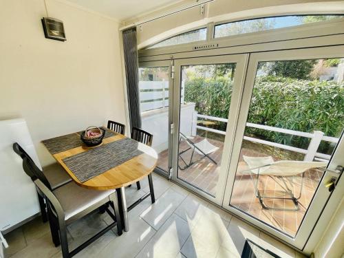 Photo de la galerie de l'établissement Appartement refait à neuf, calme avec terrasse et parking, proche plage et port - FR-1-723-4, au Cap d'Agde