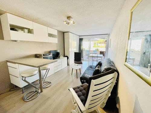 une cuisine et un salon avec un canapé et une table dans l'établissement Bel appartement 4 pers, centre-port, proche plage – Cap d'Agde - FR-1-723-60, au Cap d'Agde