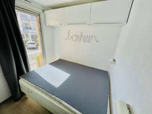 une petite pièce avec un lit et une fenêtre dans l'établissement Bel appartement 4 pers, centre-port, proche plage – Cap d'Agde - FR-1-723-60, au Cap d'Agde