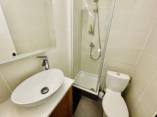une salle de bain avec toilettes, lavabo et douche dans l'établissement Bel appartement 4 pers, centre-port, proche plage – Cap d'Agde - FR-1-723-60, au Cap d'Agde