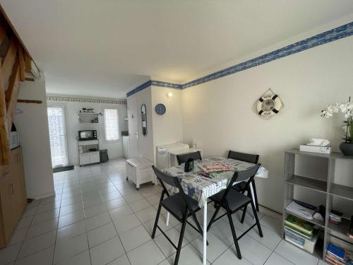 une salle à manger avec une table et des chaises dans l'établissement Maison 3 pièces à 400m de la plage, avec terrasse et parking - Saint Hilaire de Riez - FR-1-224C-224, à Saint-Hilaire-de-Riez
