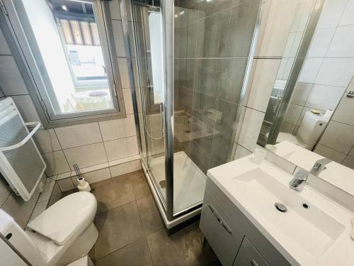 Kúpeľňa v ubytovaní Appartement spacieux à Cap d'Agde, proche port, commodités et plage, parking inclus - FR-1-723-10