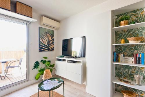 Televisyen dan/atau pusat hiburan di La Casita - Studio Confort avec Terrasse et Parking privé- La Grande Motte, Montpellier
