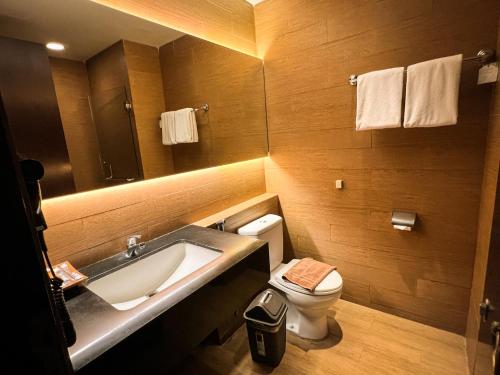 バンドンにあるデ ジャワ ホテル バンドンのバスルーム(洗面台、トイレ付)