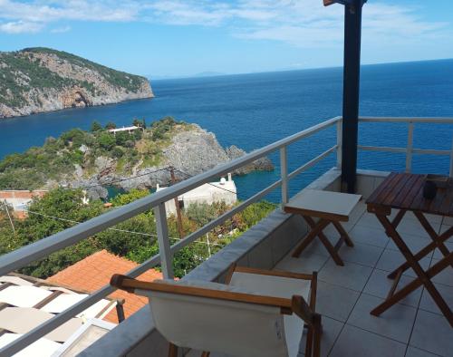 een balkon met uitzicht op de oceaan bij Dream apartments limnionas in Limniónas