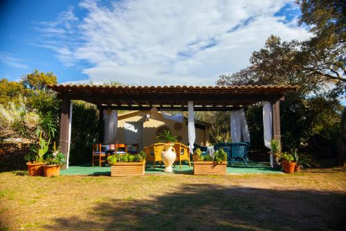 Κήπος έξω από το Magnifica villa immersa nella natura con spa privata a due passi dal mare