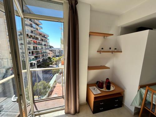 Cette chambre dispose d'une grande fenêtre offrant une vue sur la ville. dans l'établissement Apartaments Superiors MTB Only Couples, à Lloret de Mar