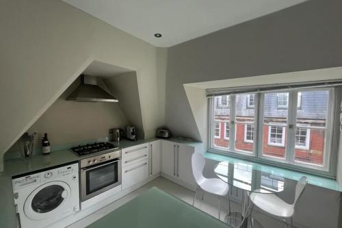 Ett kök eller pentry på Modern Top Floor 2BD Flat - Kensington