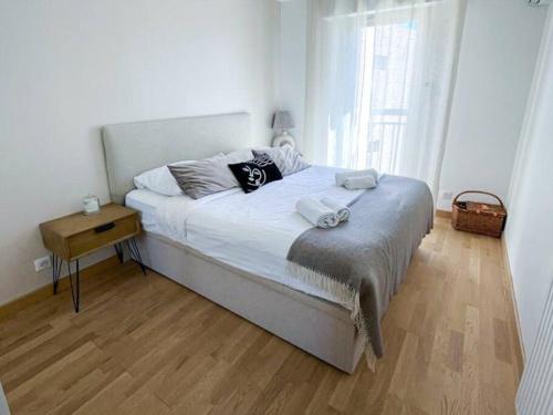 sypialnia z łóżkiem, drewnianą podłogą i oknem w obiekcie POMPIDOU - 2 Chambres avec piscine, parking, Tennis, Juan w mieście Vallauris
