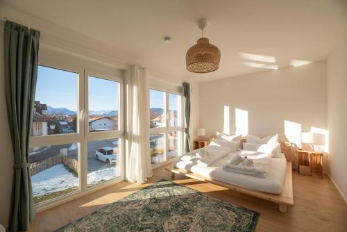 sala de estar con 2 camas y ventana grande en LIBORIA: Stylisches Haus; Sauna ; 4min zum See, en Seehausen am Staffelsee