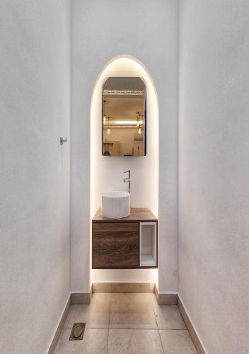 La salle de bains est pourvue d'un lavabo et d'un miroir. dans l'établissement Lara Family Resorts, à Mukāwir