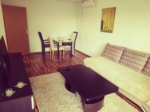 Sunnyhill في سراييفو: غرفة معيشة مع أريكة وطاولة