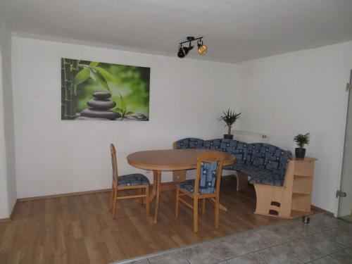 sala de estar con mesa, sillas y sofá en Kleines gemütliches Monteurzimmer en Dresden