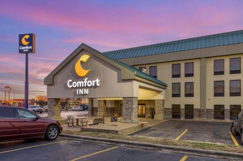 a car parked in front of a hotel at Comfort Inn Collinsville near St Louis in Collinsville