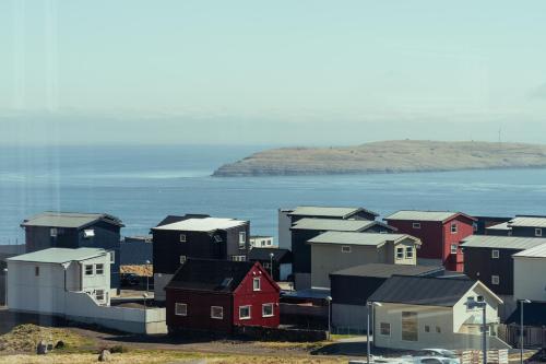una pequeña ciudad con casas y el océano en New 2 Bedroom Apartment With Sea View en Tórshavn