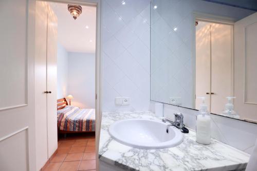 サガロにあるAmplio Apartamento Bahia IIのバスルーム(洗面台、鏡付)